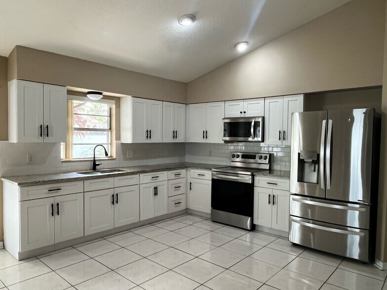 Building Photo - 111 Rosewood Ct