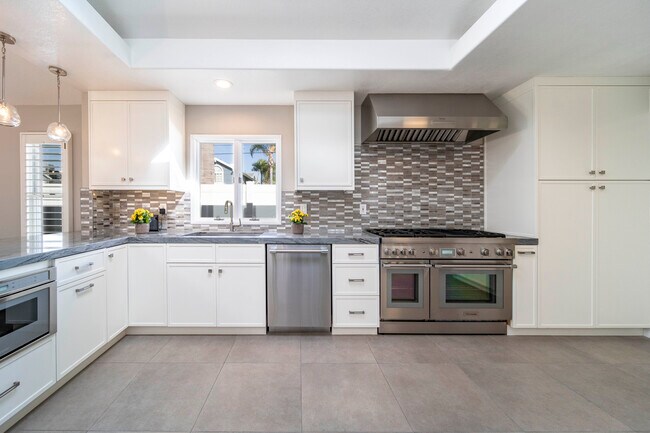 Chef's kitchen - 546 Catalina Dr