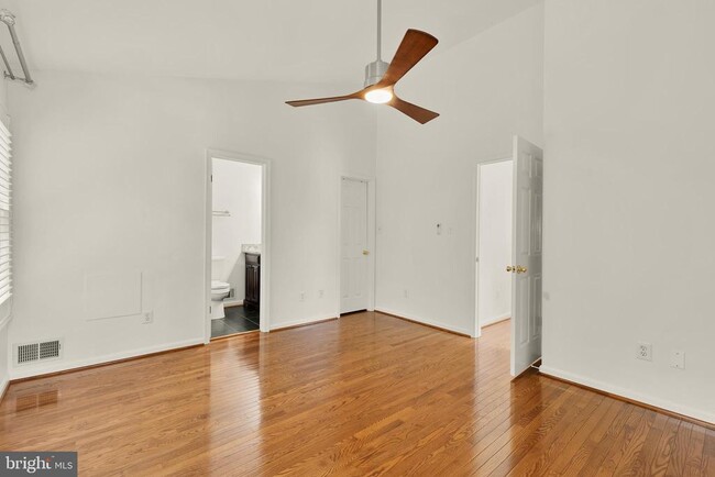 Building Photo - 1249 Quaker Hill Dr