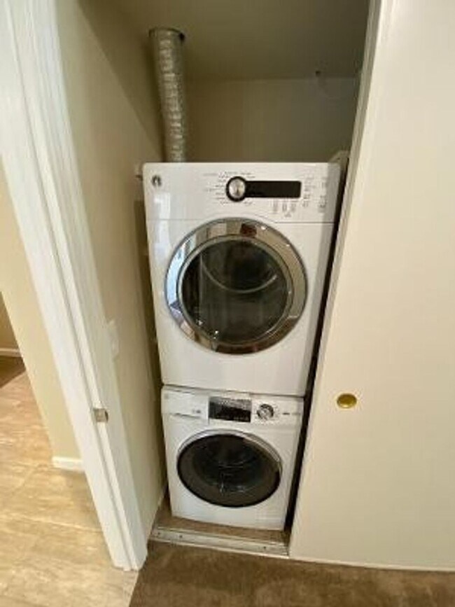 Building Photo - Large 2 Bed 2 Bath Apartment In Downtown L...