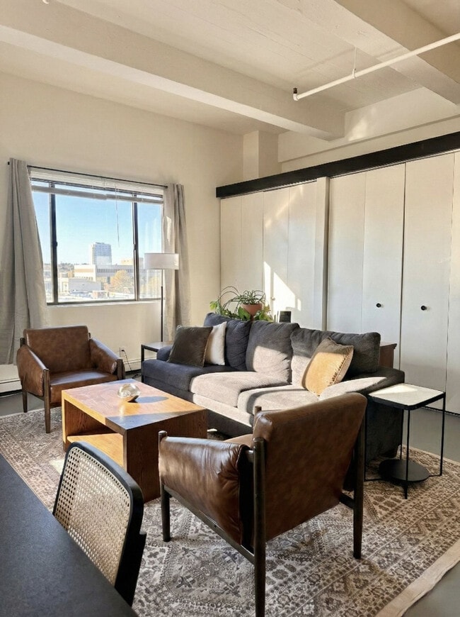 Building Photo - 823 N 2nd St