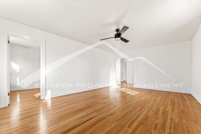 Building Photo - Spacious Condo with Office!