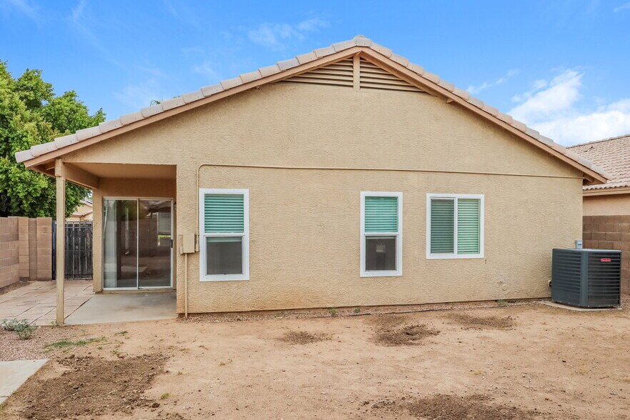 Building Photo - 2214 E Aire Libre Ave