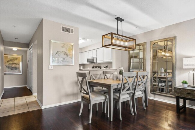 Building Photo - 13917 Fairway Island Dr