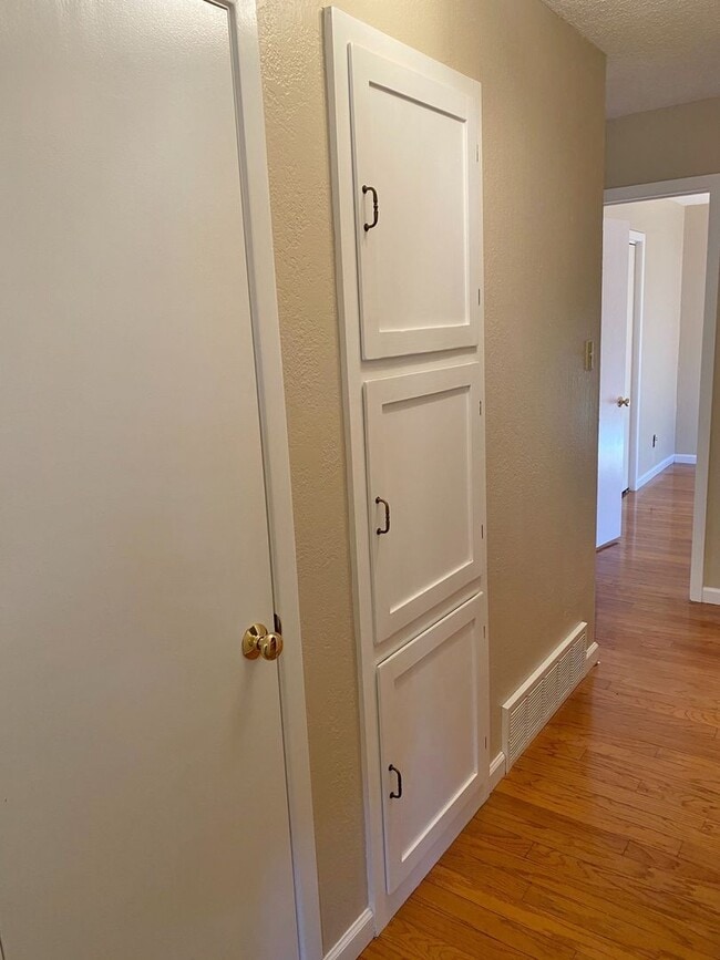 Building Photo - Adorable and Freshly painted Edgecliff Village 3 Bed 2 Bath!!