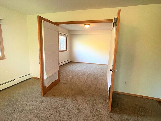 Building Photo - 4380 Parklawn Ave