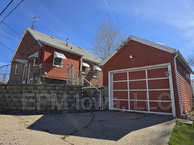 Building Photo - 511 23rd St NE