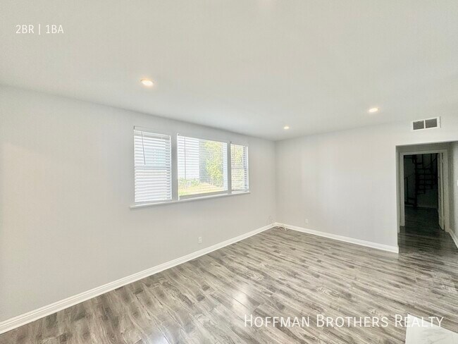 Building Photo - 427 N Oakhurst Dr