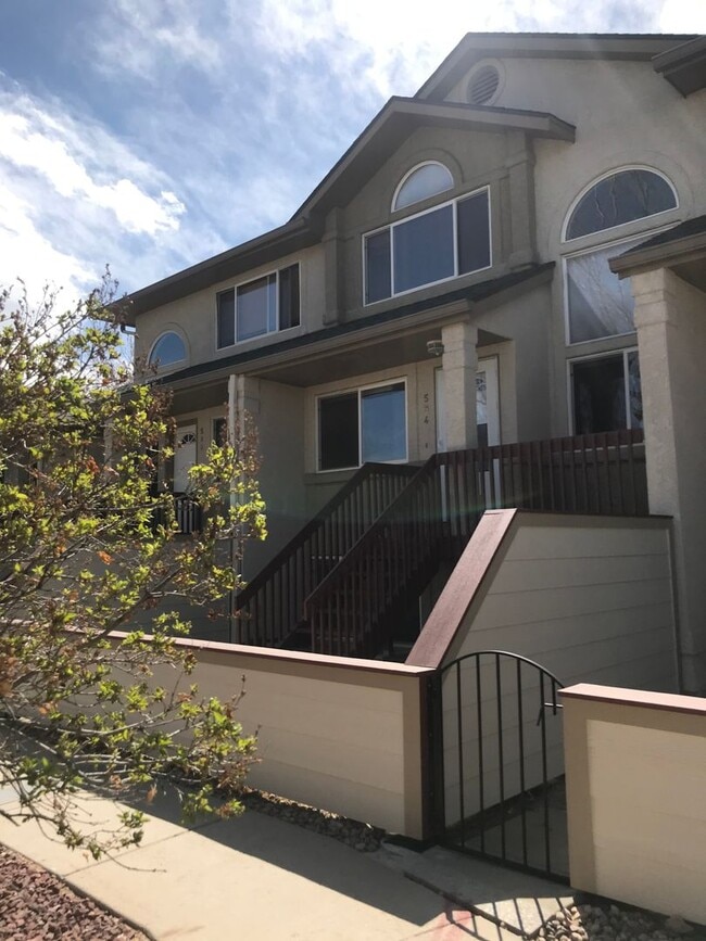 Building Photo - Beautiful 2 BED/3 BATH Louisville Townhome...