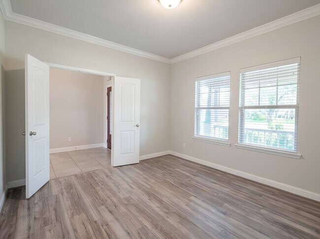 Building Photo - 8206 Oxbow Manor