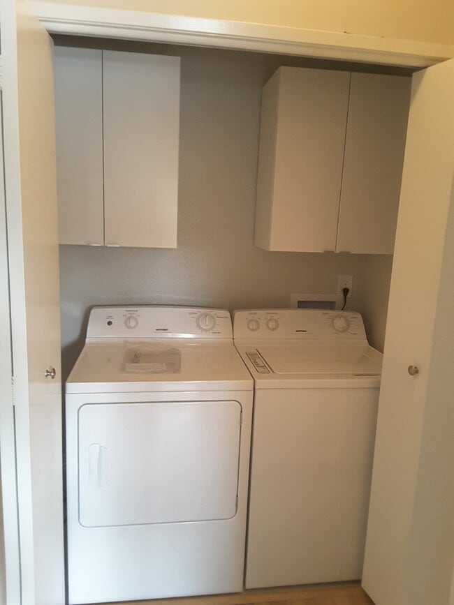 Building Photo - Newly Remodeled Condo Unit - Pet Friendly