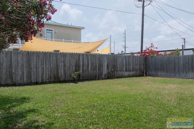 Building Photo - 105 E Marisol Dr