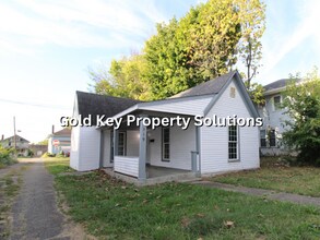 Building Photo - Fully Updated 2 BR 1 BA House with Covered...