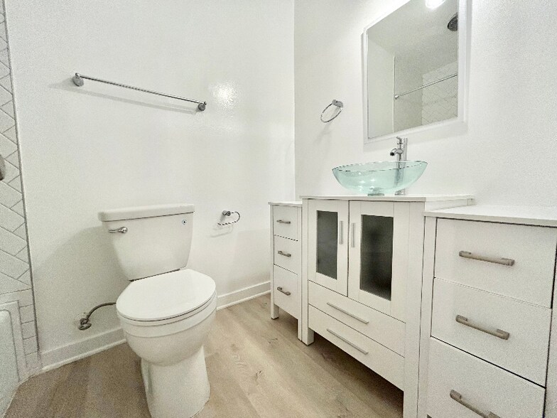 Building Photo - 1849 S Bentley Ave