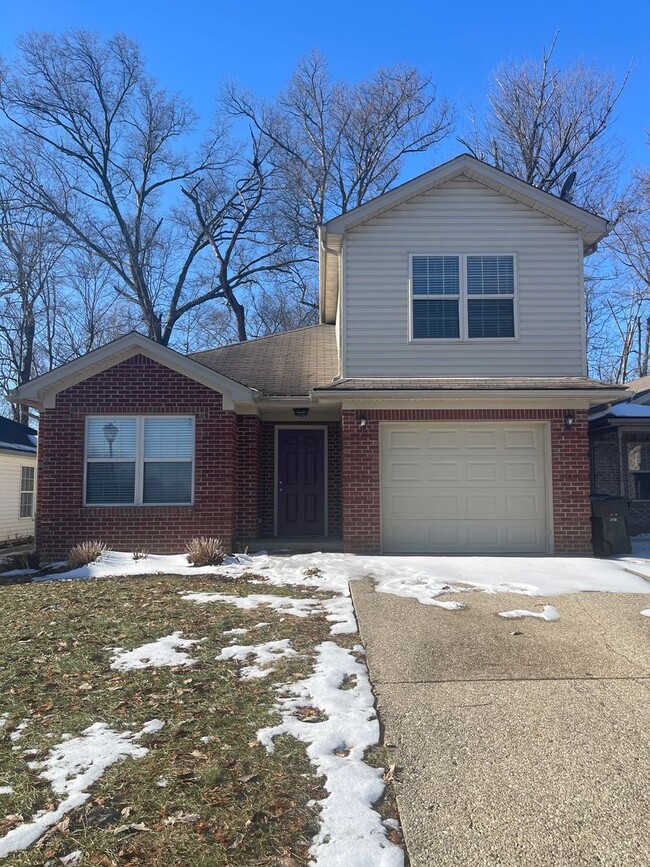 Primary Photo - Spacious 2 story home with a first floor m...