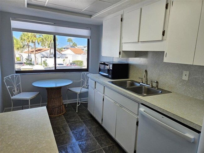 Building Photo - 1555 Tarpon Center Dr