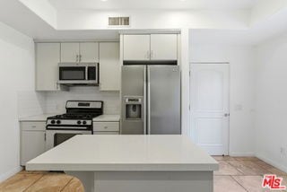 Building Photo - 851 N San Vicente Blvd