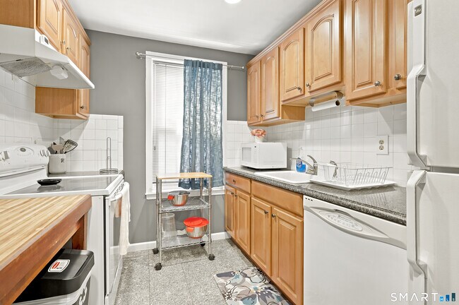 Building Photo - 833 Summer St