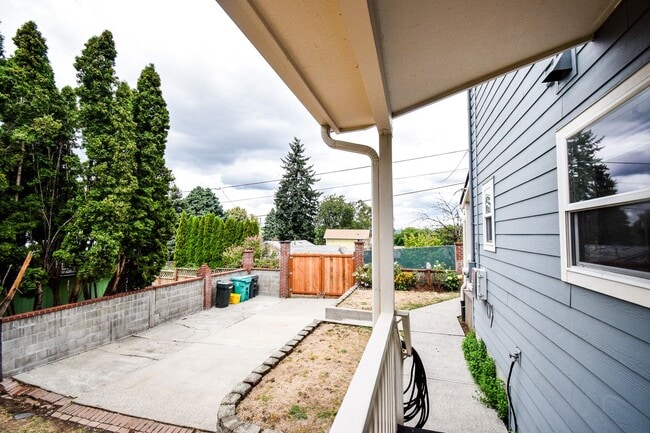 Building Photo - Beautiful 4 Bedroom 2 Bath Home in NE Port...