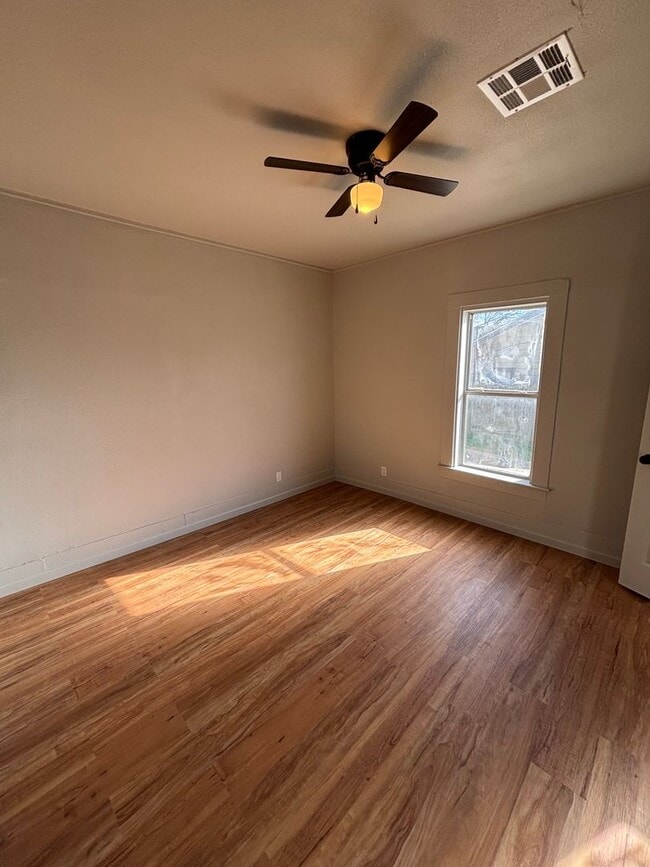 Building Photo - Newly Renovated 2 Bedroom