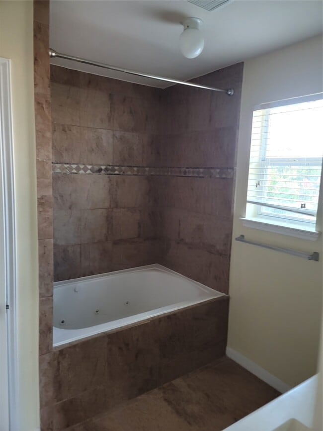 Building Photo - 14202 Silver Hollow Ln