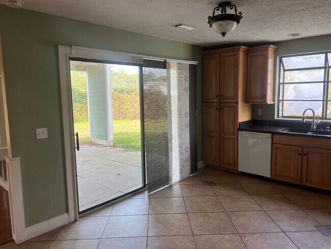 Building Photo - Spectacular 3 bedroom / 2 bath Single Fami...