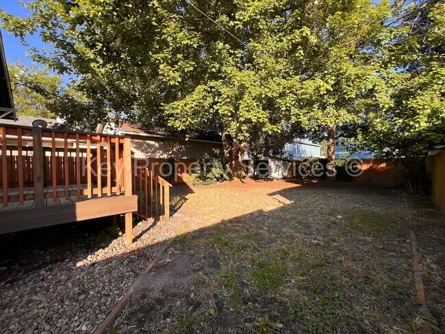 Building Photo - Renovated Longview Cottage with Huge Yard!