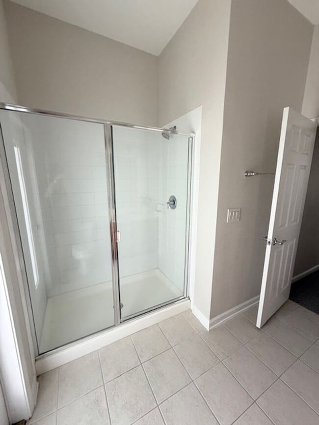 Building Photo - Spacious and well-appointed 4-bedroom, 3.5...