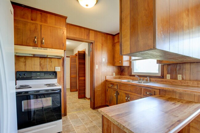 Building Photo - 104 W McReynolds Dr
