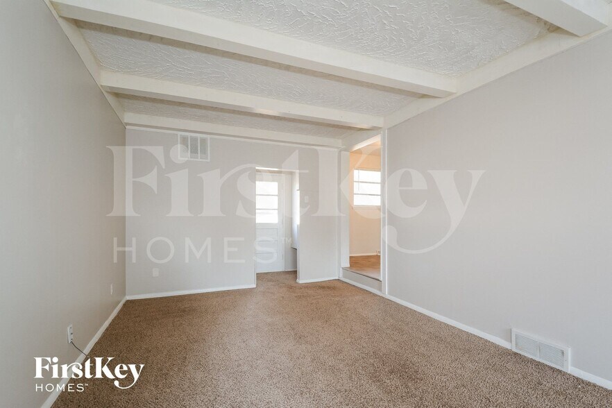 Building Photo - 623 Holiday Ave