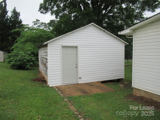Building Photo - 106 E Klutz St