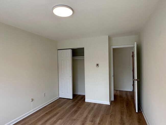 Building Photo - Large, updated 2 bedroom near the Green Li...