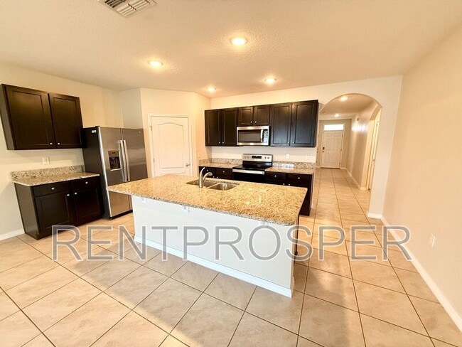 Building Photo - 3005 Country Club Cir