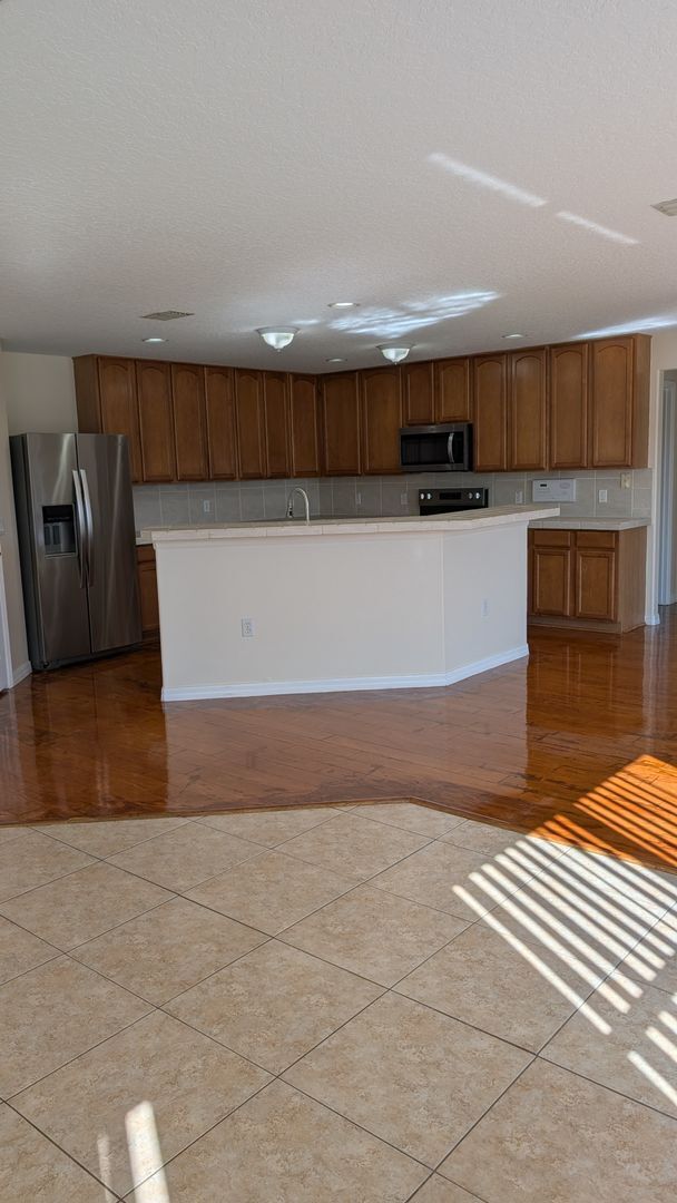 Building Photo - East Orlando spacious 3 bedrooms home with a large loft.