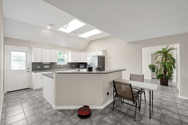 Building Photo - 12102 Mustang Ave