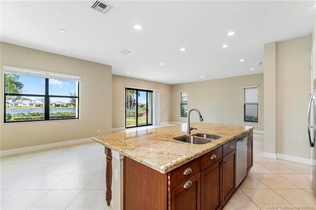 Building Photo - 569 SE Fascino Cir
