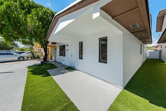 Building Photo - 1283 W 42nd St