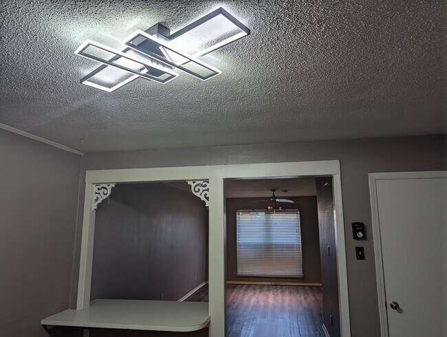 Building Photo - Townhouse 3/2.5 Fenced