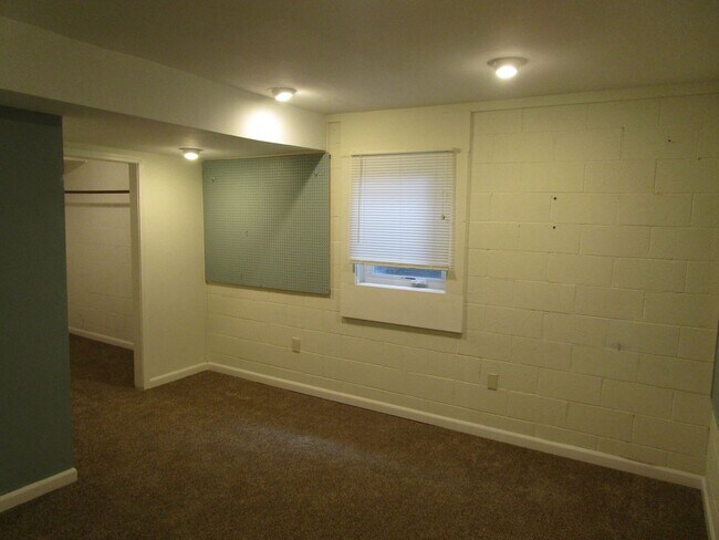 Building Photo - Spacious 2 Story, 2 Bedroom, 2 Bath Home on Corner Lot in Ochoco West Subdivision - Available Ear...