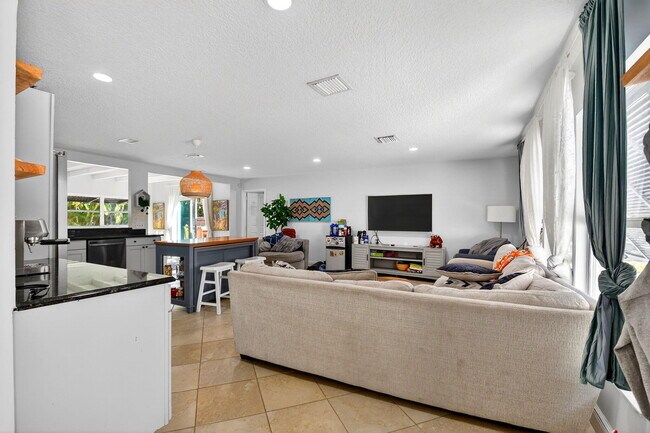 Building Photo - 320 Riverdale Rd