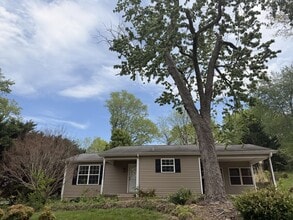 Building Photo - 1405 Lee St SE