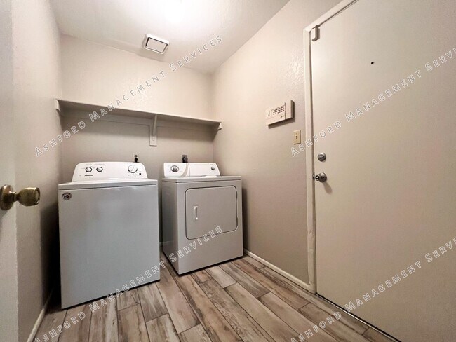 Building Photo - 3 BEDROOM 2 BATH IN HEART OF CHANDLER WITH...