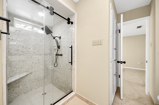 Building Photo - 5 Tiffany Square