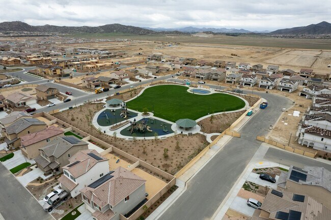 Building Photo - Spacious 4 Bedroom, 2.5 Bathroom Home with...