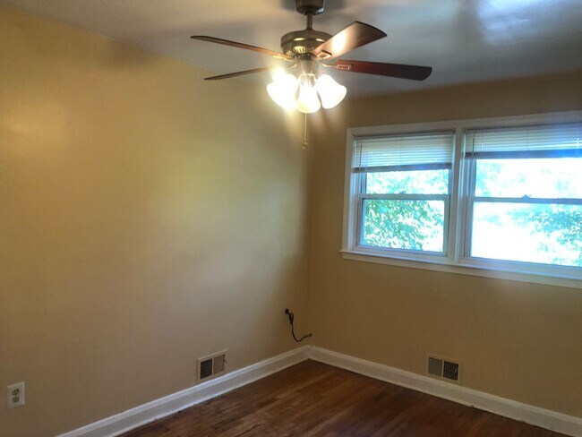 Building Photo - 3 BDRM 1.5 BTH in Baltimore City Sinclair Ln
