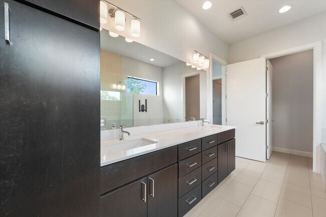Building Photo - Stunning Freestanding Home with Soaring Ce...