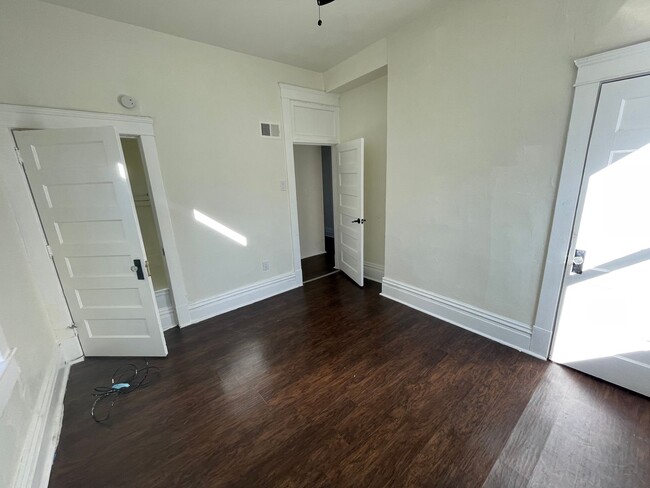 Building Photo - Spacious 2 bedroom Apartment for rent !