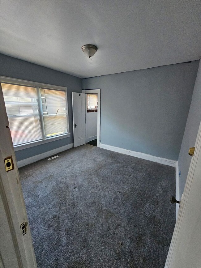Building Photo - 3685 E 143rd St