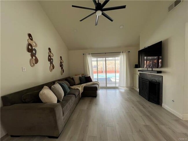 Building Photo - Beautiful Single-Story Pool Home in the He...