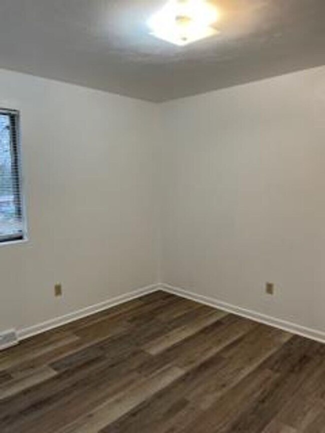 Building Photo - New Listing!